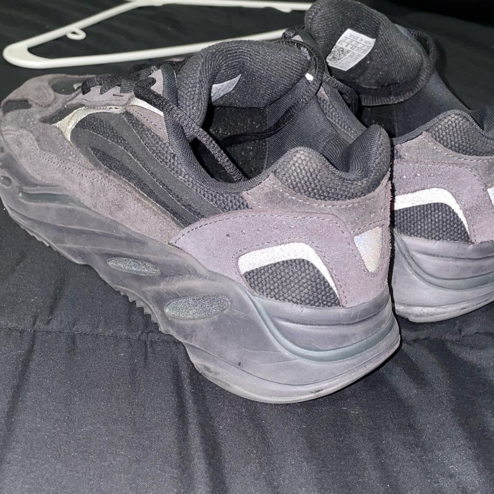 Yeezy 700 v2